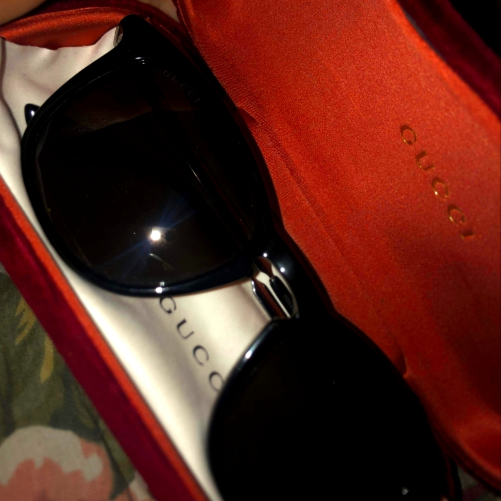 Authentic gucci sunglasses (black)